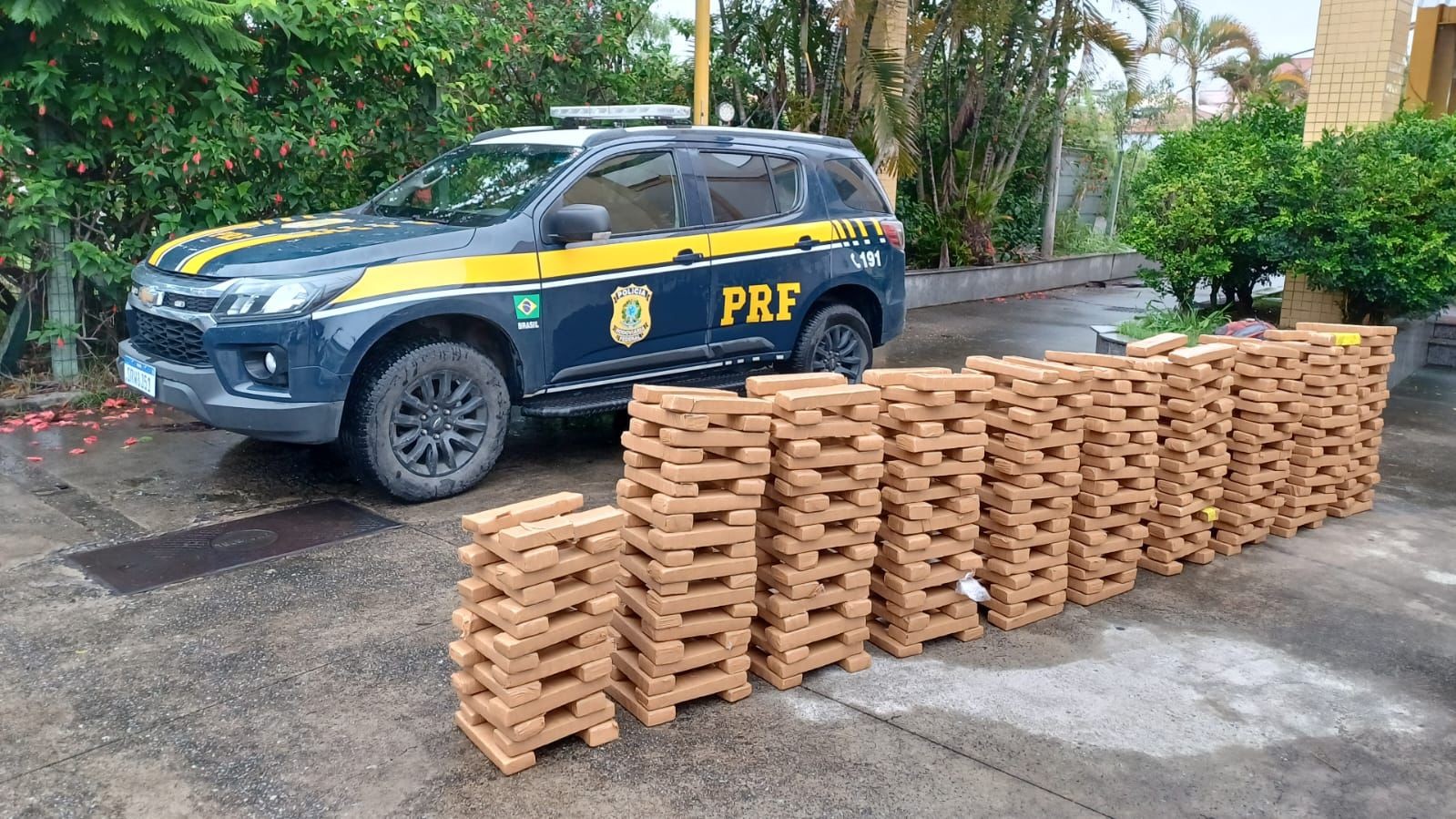 Homem é preso transportando mais de 300 kg de maconha na Via Dutra, em Itatiaia