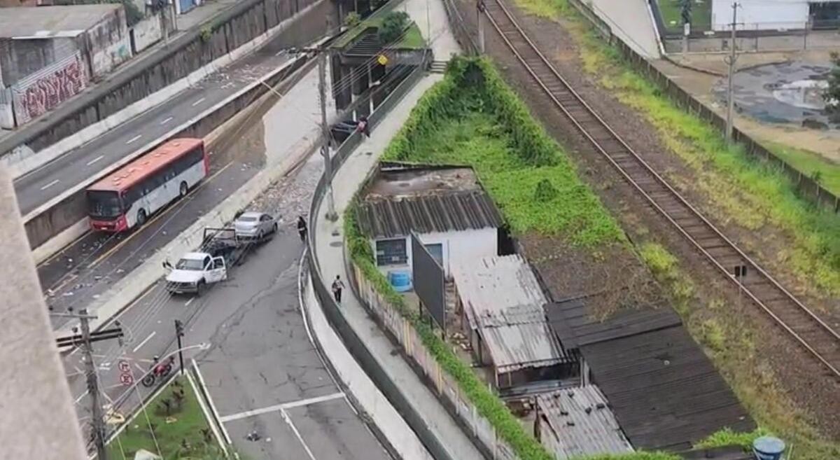 Ônibus e trânsito têm alterações após temporal causar alagamentos em Juiz de Fora; confira 