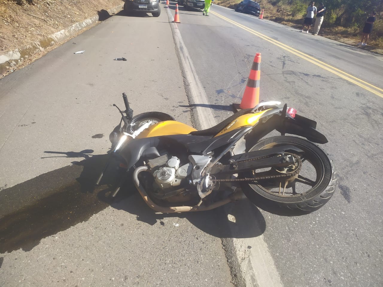 Motociclista fica gravemente ferido após batida com carro na BR-262, em Araújos