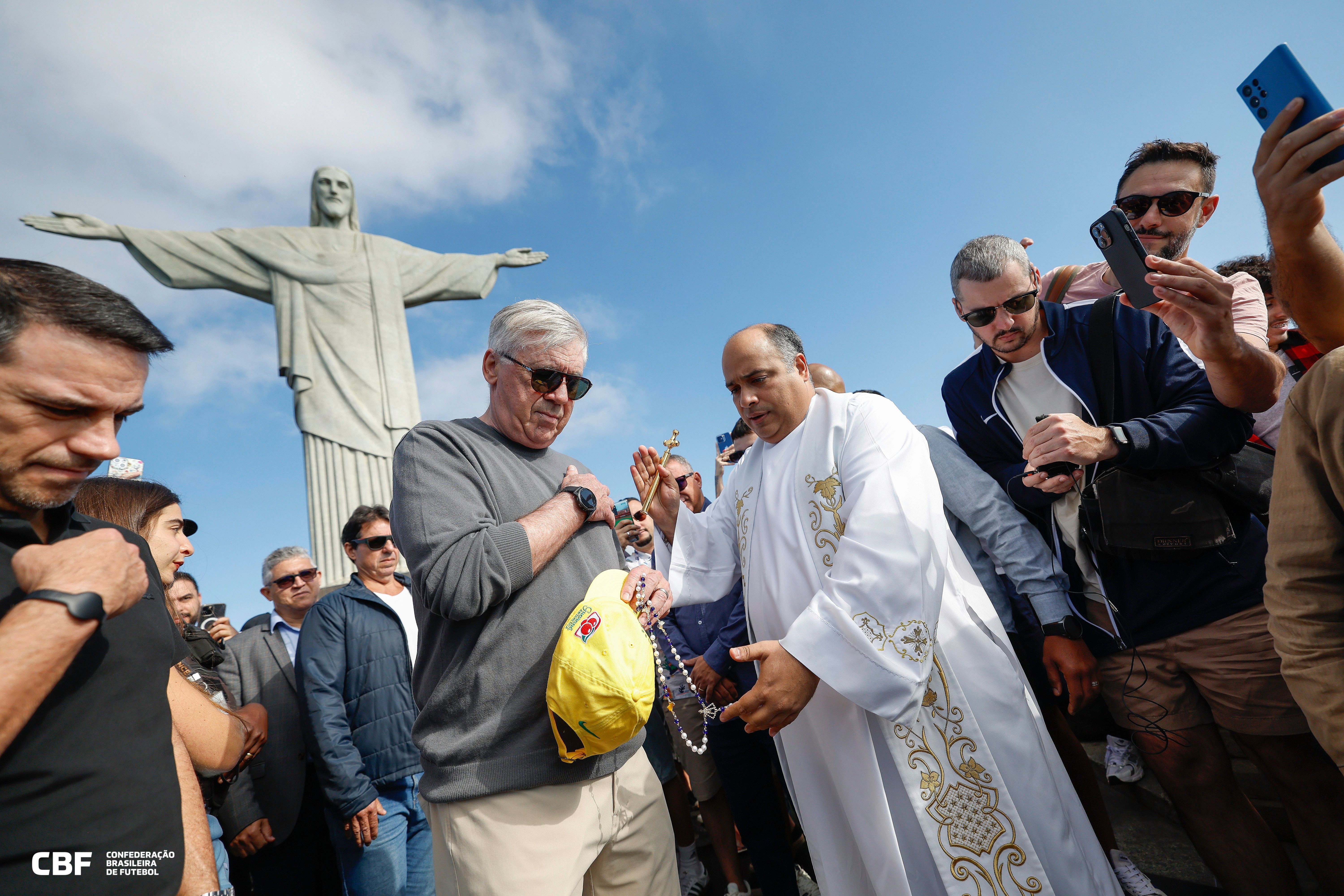 Carlo Ancelotti visita Cristo Redentor e recebe bênção