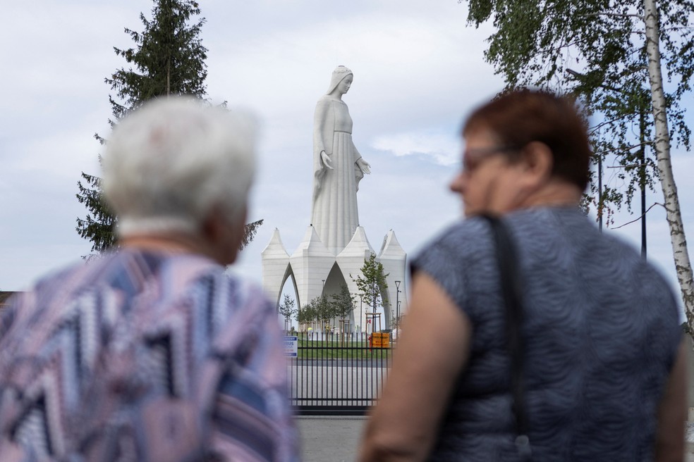 Mulheres observam estátua gigante da Virgem Maria na Polônia — Foto: Mateusz Kaczmarek/REUTERS