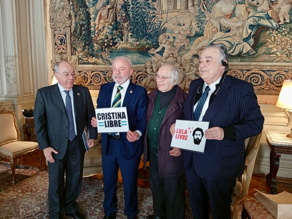 O presidente Lula segura um cartaz com a inscrição 'Cristina Livre' após visitar ex-presidente da Argentina — Foto: Reprodução/X