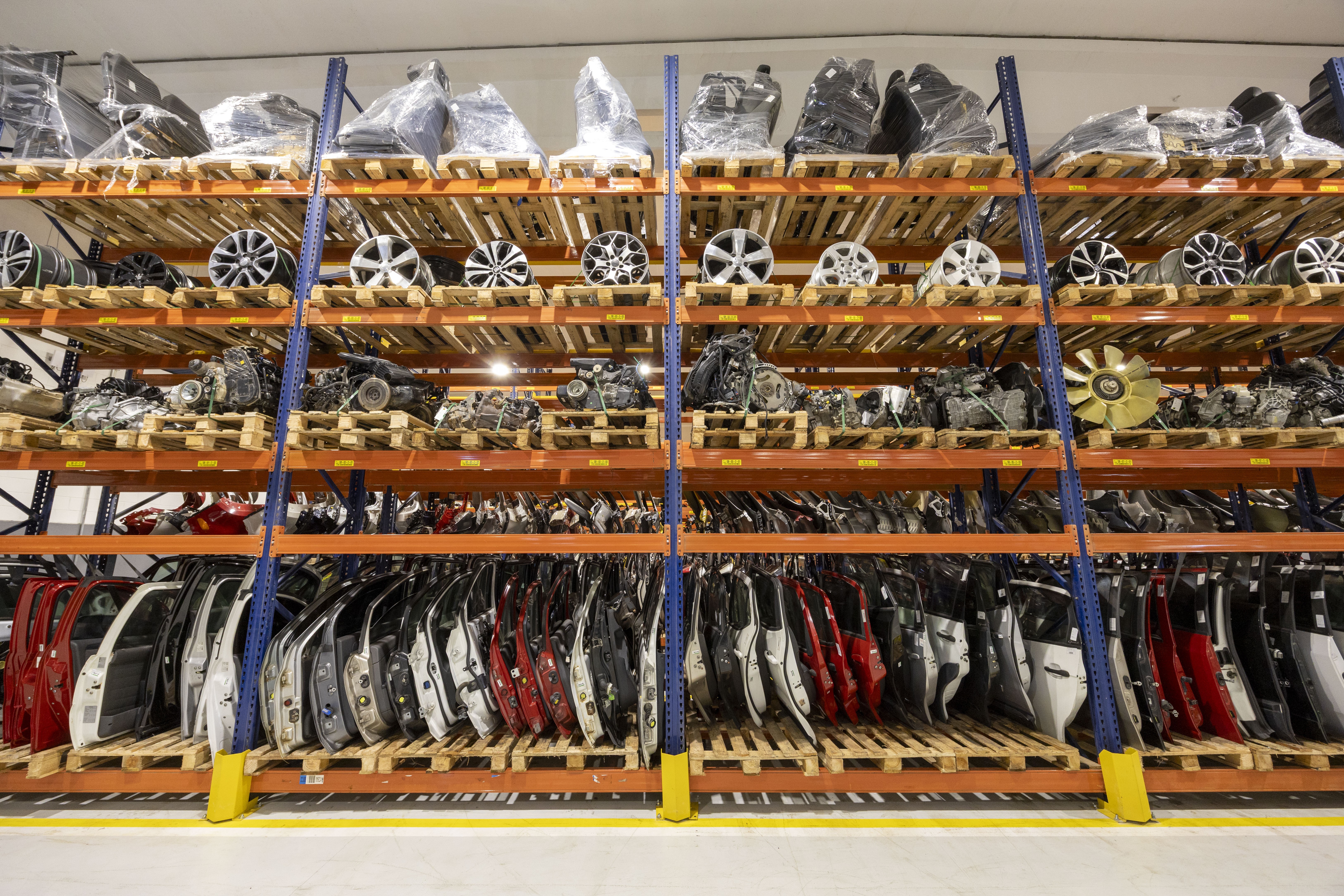 Dona da Fiat reaproveita 9 mil peças de carros desmontados em centro de reciclagem no Brasil