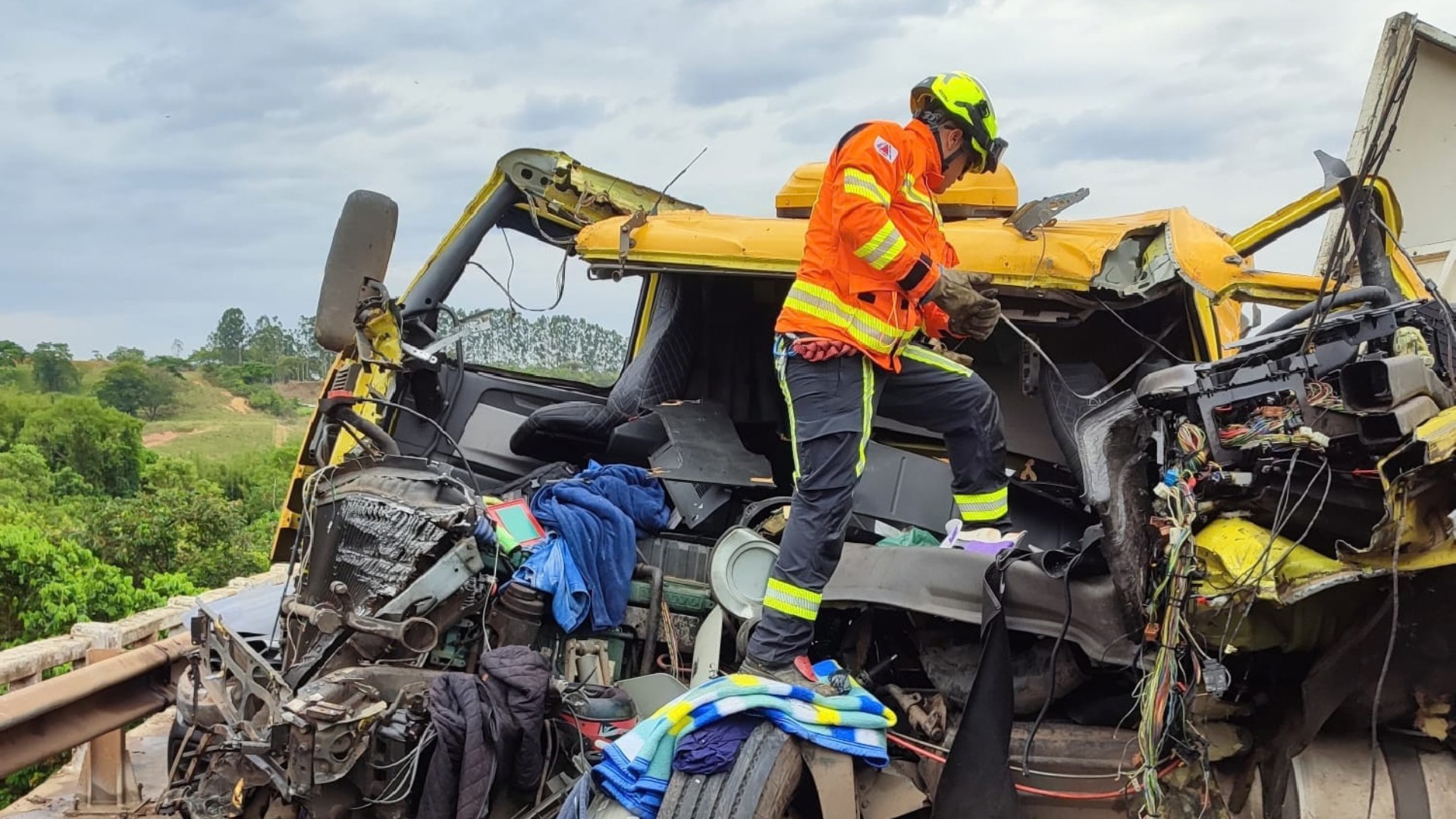 Motorista de carreta morre após batida de frente com caminhão na BR-365, em MG 