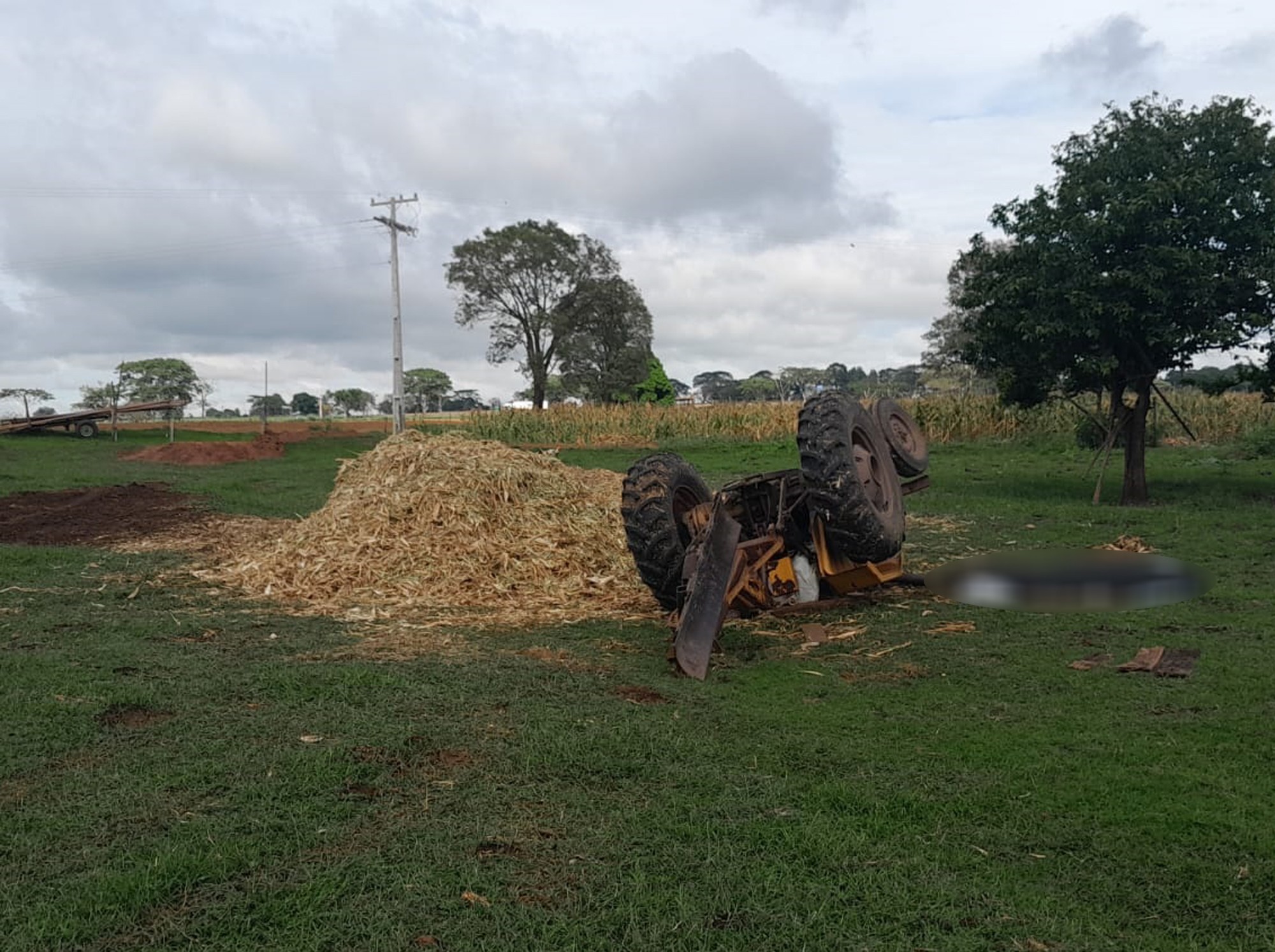 Adolescente de 17 anos morre após caminhão agrícola que dirigia tombar em Martinópolis