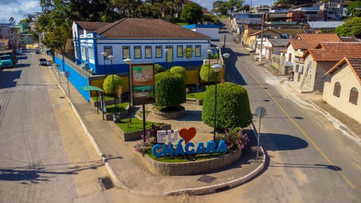 Prefeito e vice têm mandatos cassados em MG após festa com 'fogos e pompa' antes da eleição; decisão cabe recurso