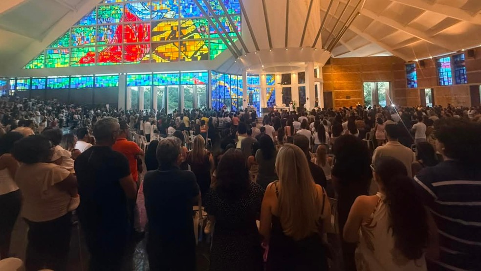 Familiares e amigos na  Igreja do Bom Jesus do Horto, em Juazeiro do Norte, município onde os jovens moravam. — Foto: TVM