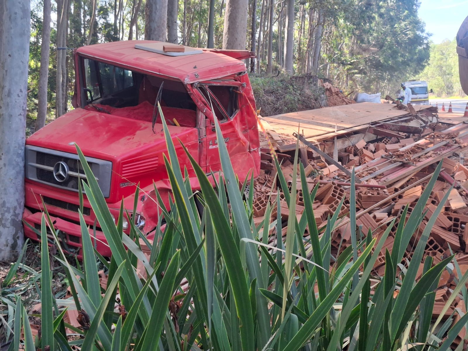 Motorista morre após batida entre caminhão de tijolos e carreta em rodovia de Itatiba