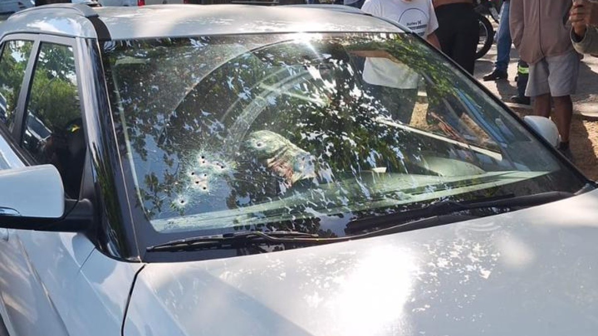 Homem é executado a tiros dentro de carro na Barra da Tijuca
