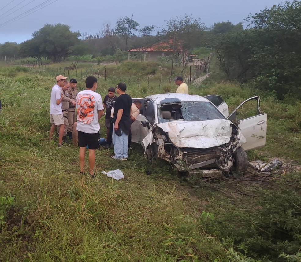 Duas pessoas morrem e cinco feridas em acidente entre carros na Bahia — Foto: Reprodução/Redes Sociais