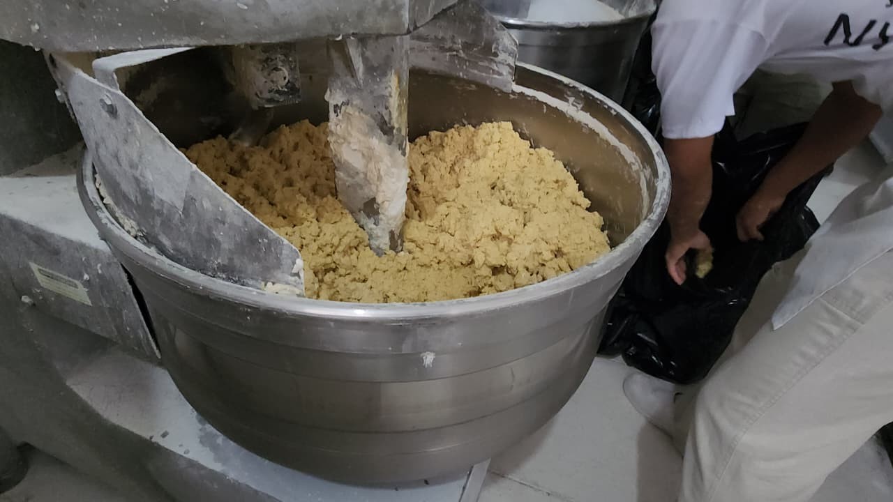 Vigilância Sanitária apreende alimentos e interdita fábrica irregular de pães em Limeira