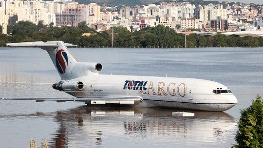 Aeroporto fechado: Porto Alegre suspende voos até o fim do mês - Foto: (Diego Vara/Reuters)