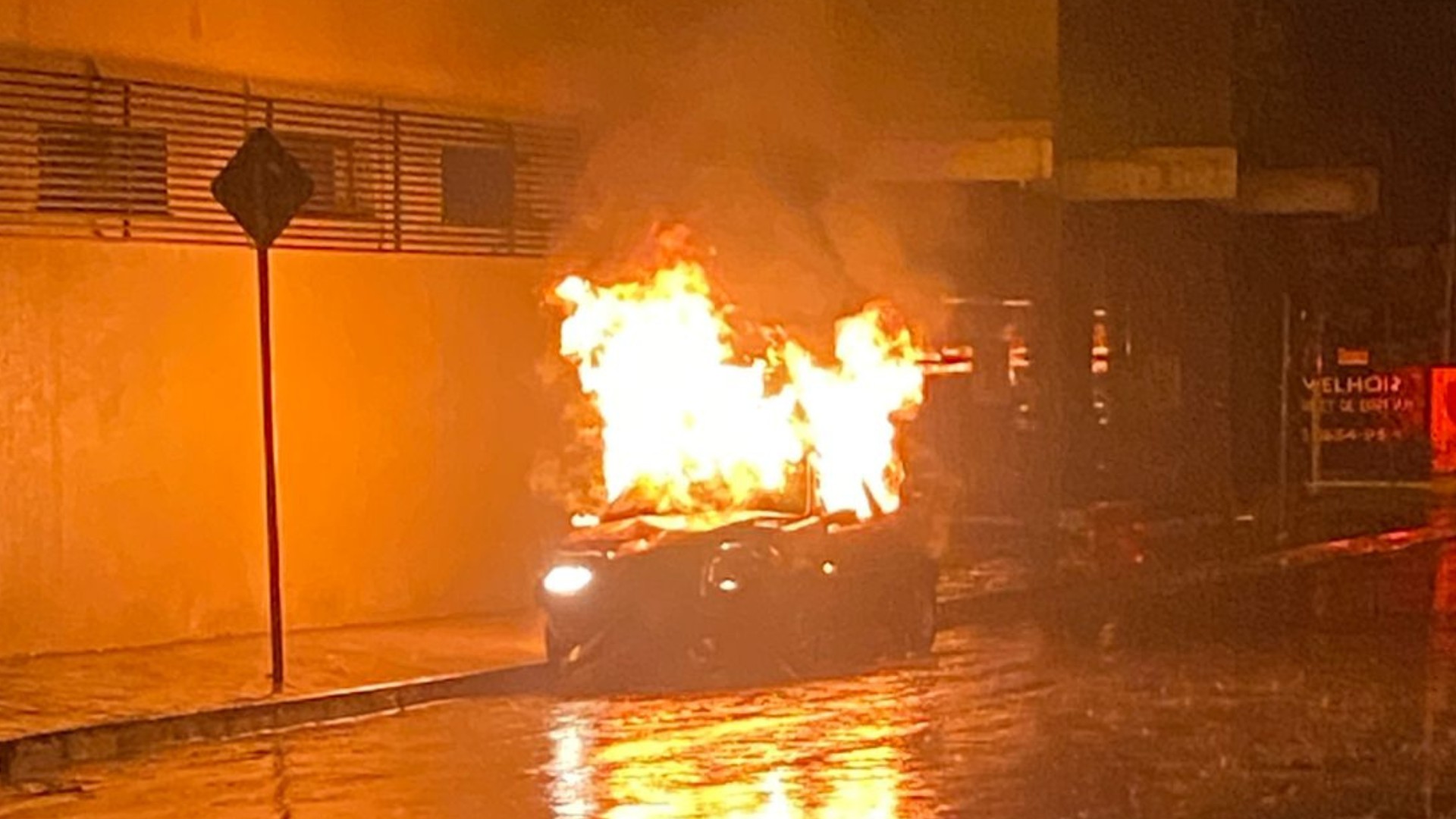 Carro de idoso envolvido em acidente com motociclista que foi prensada por veículos é incendiado em Birigui 