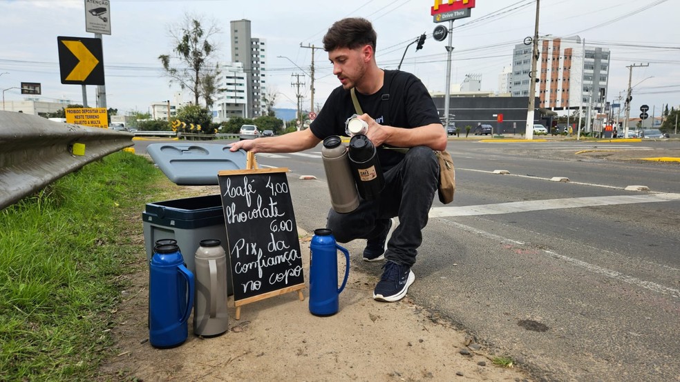 Gustavo Pereira vende café e chocolate quente em semáforo de Lages, SC — Foto: Arquivo pessoal