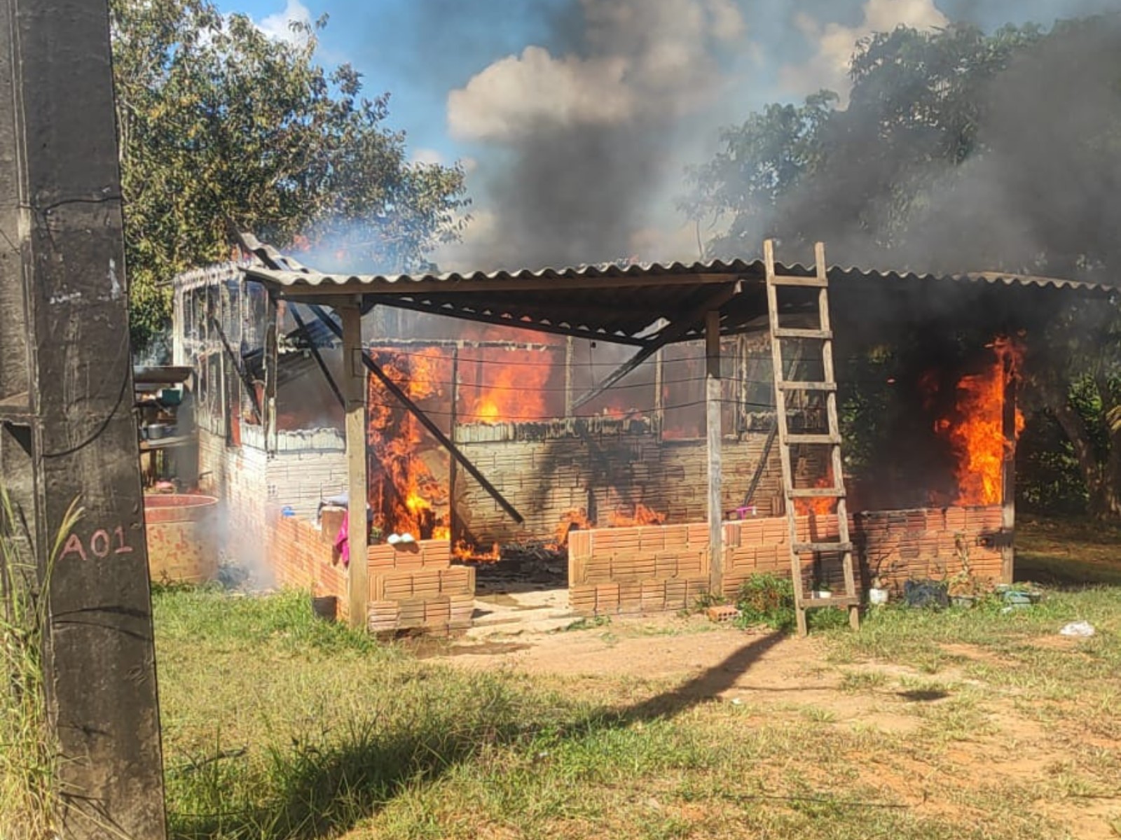 Família tenta recomeçar após incêndio destruir casa em Rio Branco: ‘Ficamos só com a roupa do corpo’