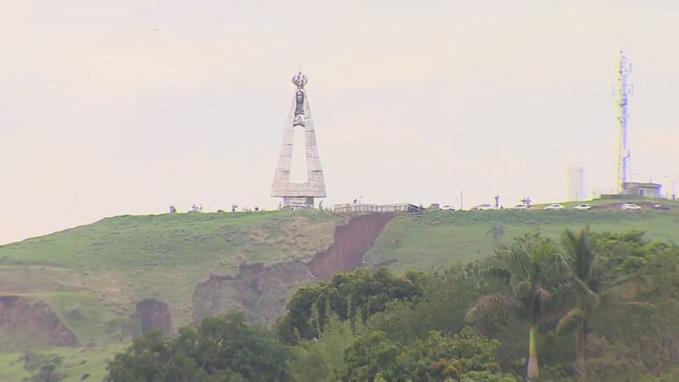 Est&aacute;tua de Nossa Senhora Aparecida &eacute; vista de longe por peregrinos que v&atilde;o pela estrada ao Santu&aacute;rio Nacional &mdash; Foto: Reprodu&ccedil;&atilde;o/Jornal Hoje