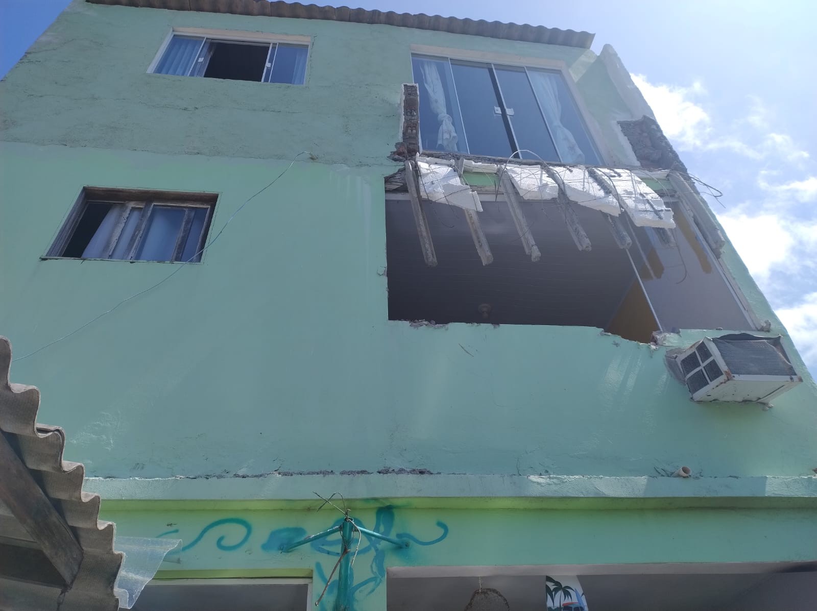 Duas mulheres morrem após queda de sacada em hostel de Florianópolis