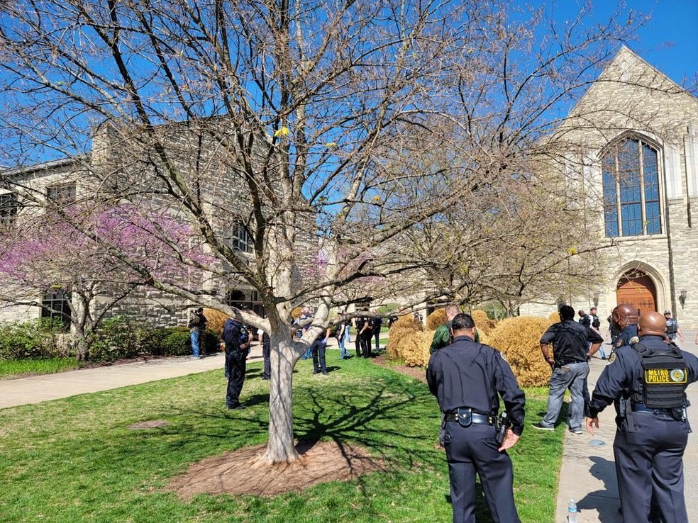 Policiais e serviços de emergência respondem a um tiroteio em uma escola em Nashville, Tennessee, nos EUA, em 27 de março de 2023 — Foto: Reprodução/Polícia Metropolitana de Nashville