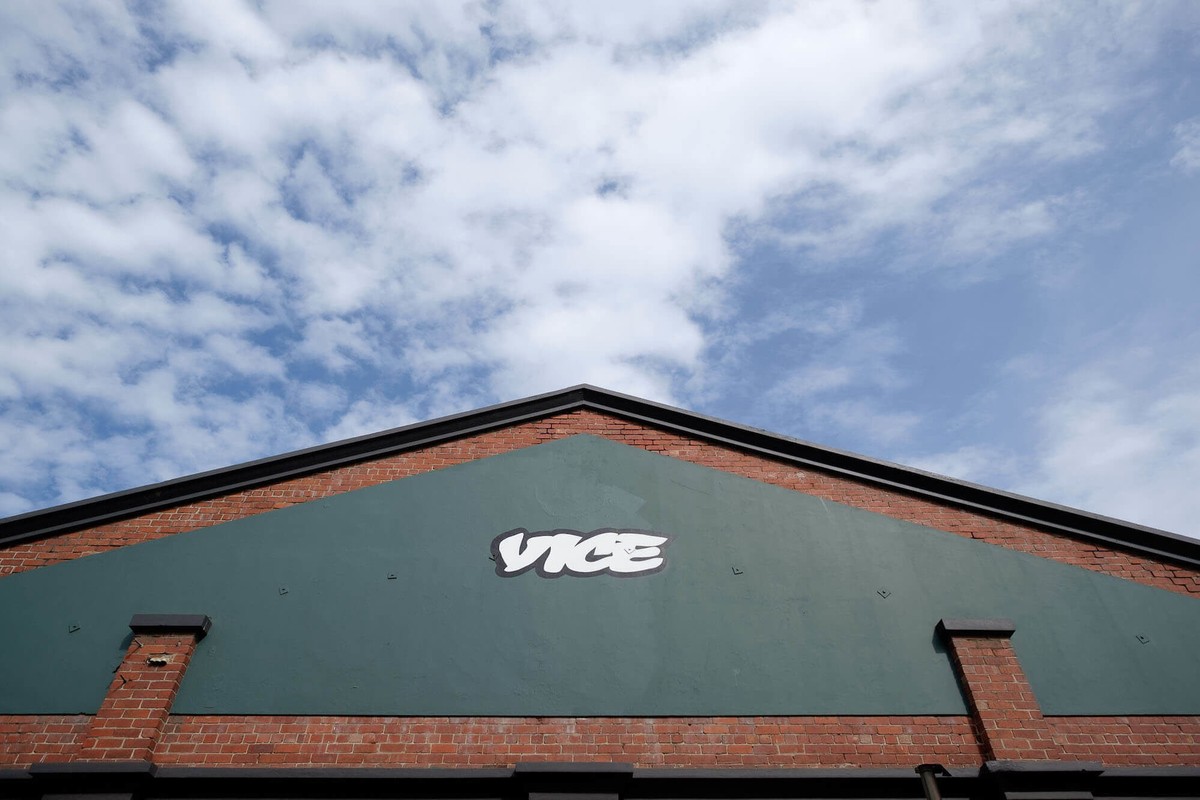 Grupo Vice anuncia centenas de demissões e deve fechar site de notícias | Midia e Marketing
