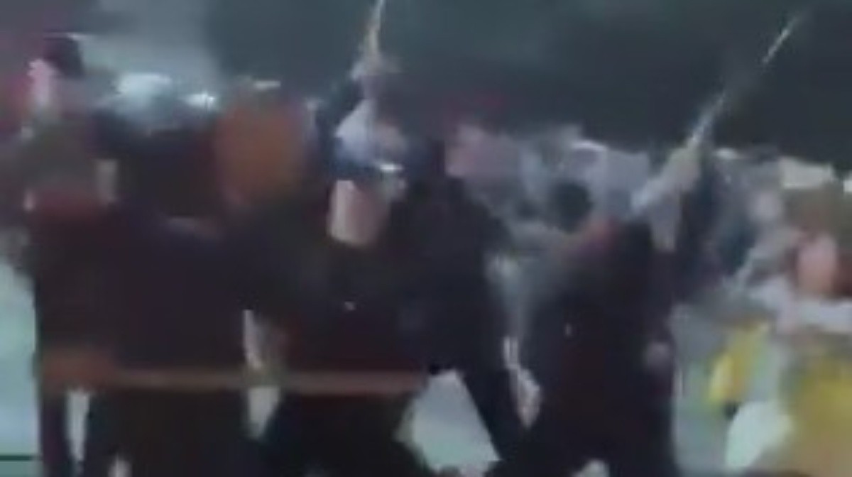 Vídeo mostra PMs agredindo torcedor argentino caído em Copacabana; corregedoria abre investigação