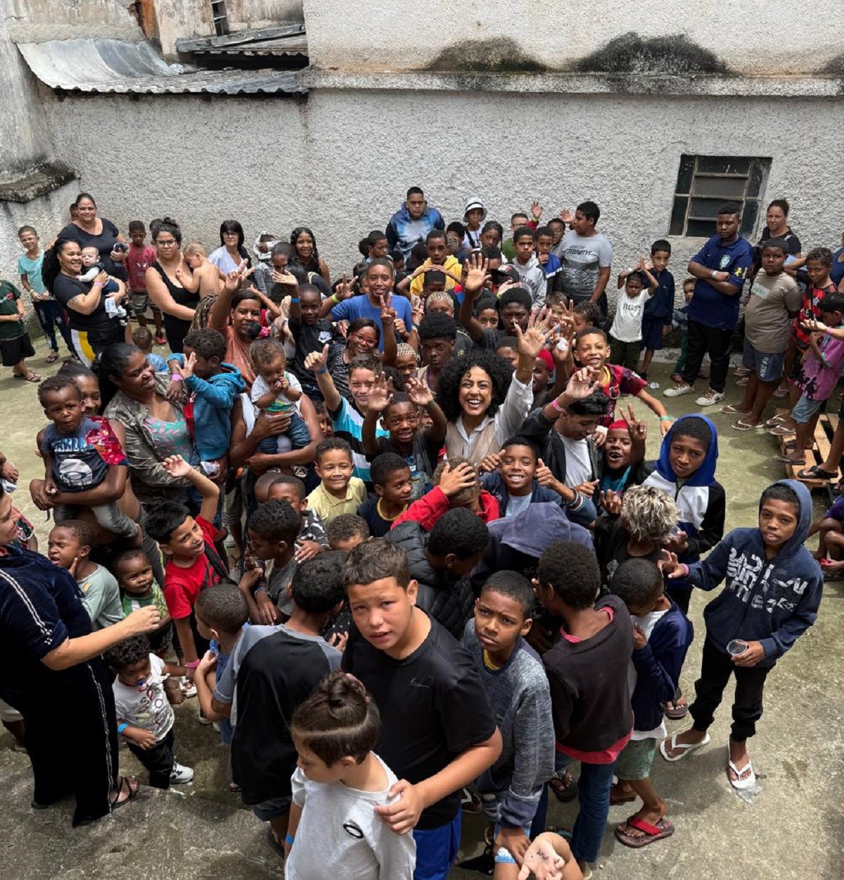 'Natal Solidário' da TV Integração leva presentes para mais de 350 crianças da ONG Mão Amiga: 'sorriso no rosto de cada uma'