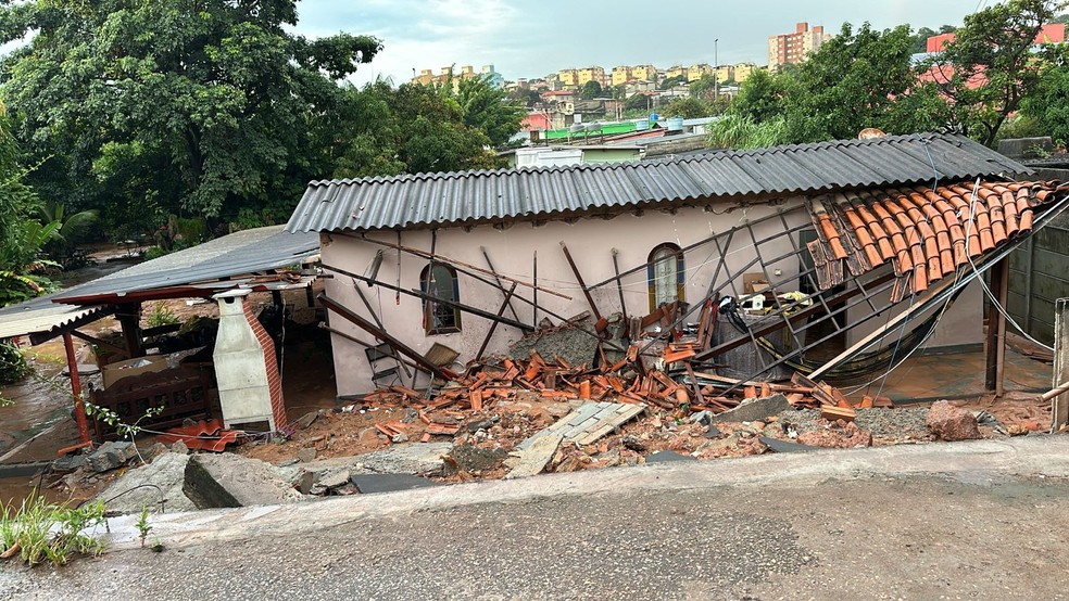 Muro e telhado de casa cedem após forte chuva — Foto: Guilherme Pimenta/TV Globo


(Defesa Civil)