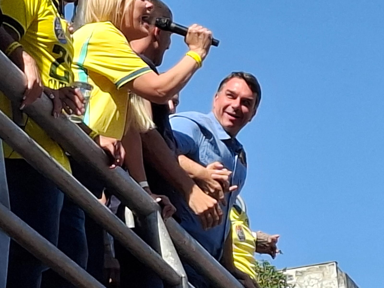 Flávio Bolsonaro defende pena de pelo menos 8 anos de prisão para ladrões de celulares