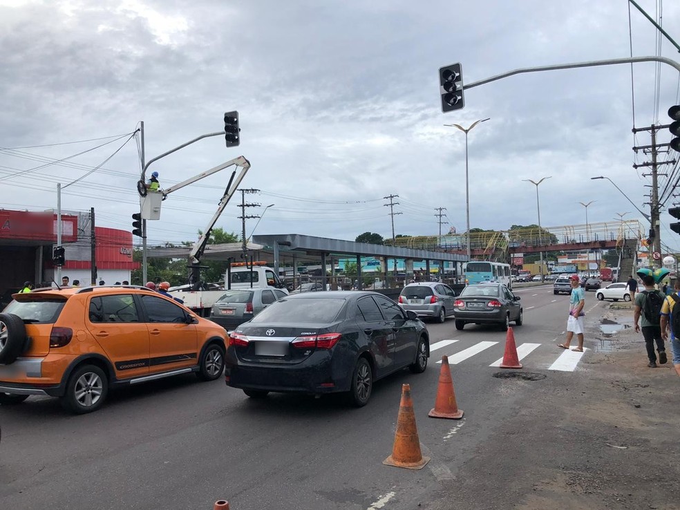 Faixa de pedestres e semáforos são instalados após determinação de  demolição de passarela, em Manaus | Amazonas | G1