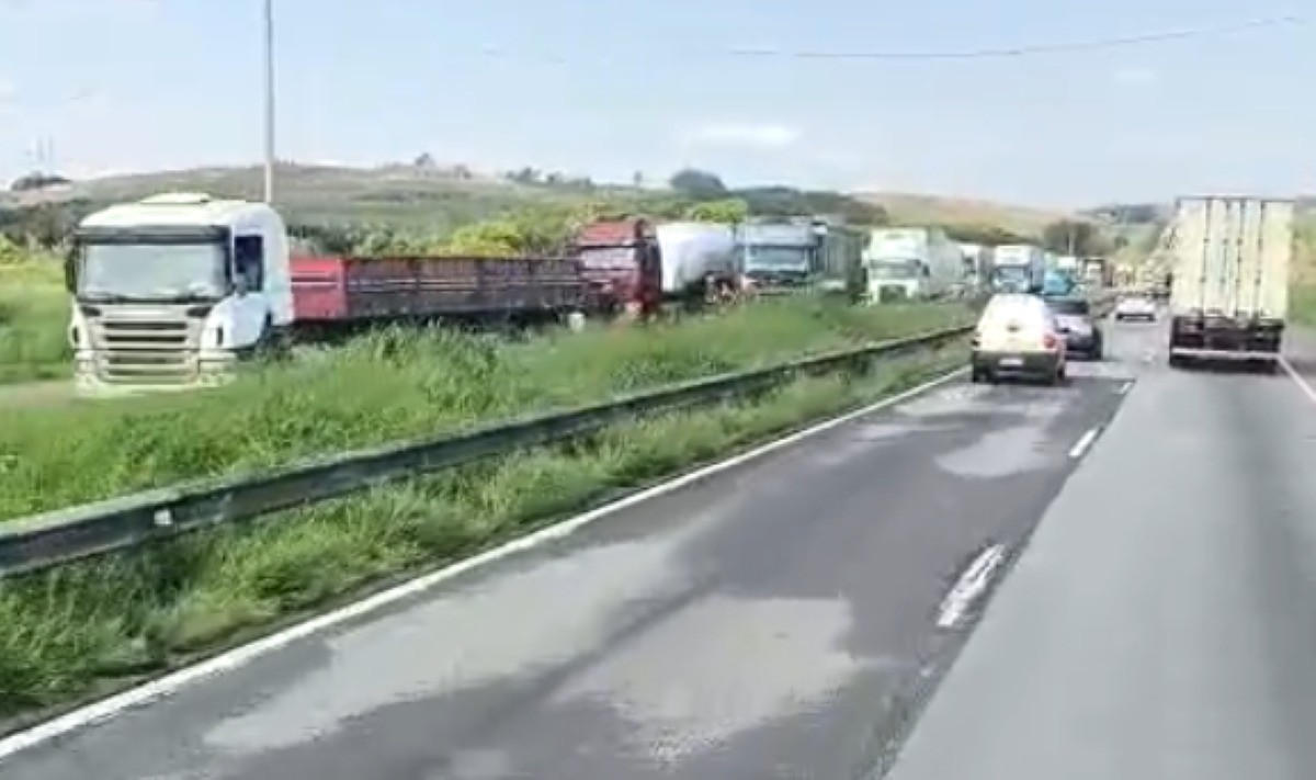 Acidente entre dois caminhões e carro interdita Via Dutra em Porto Real