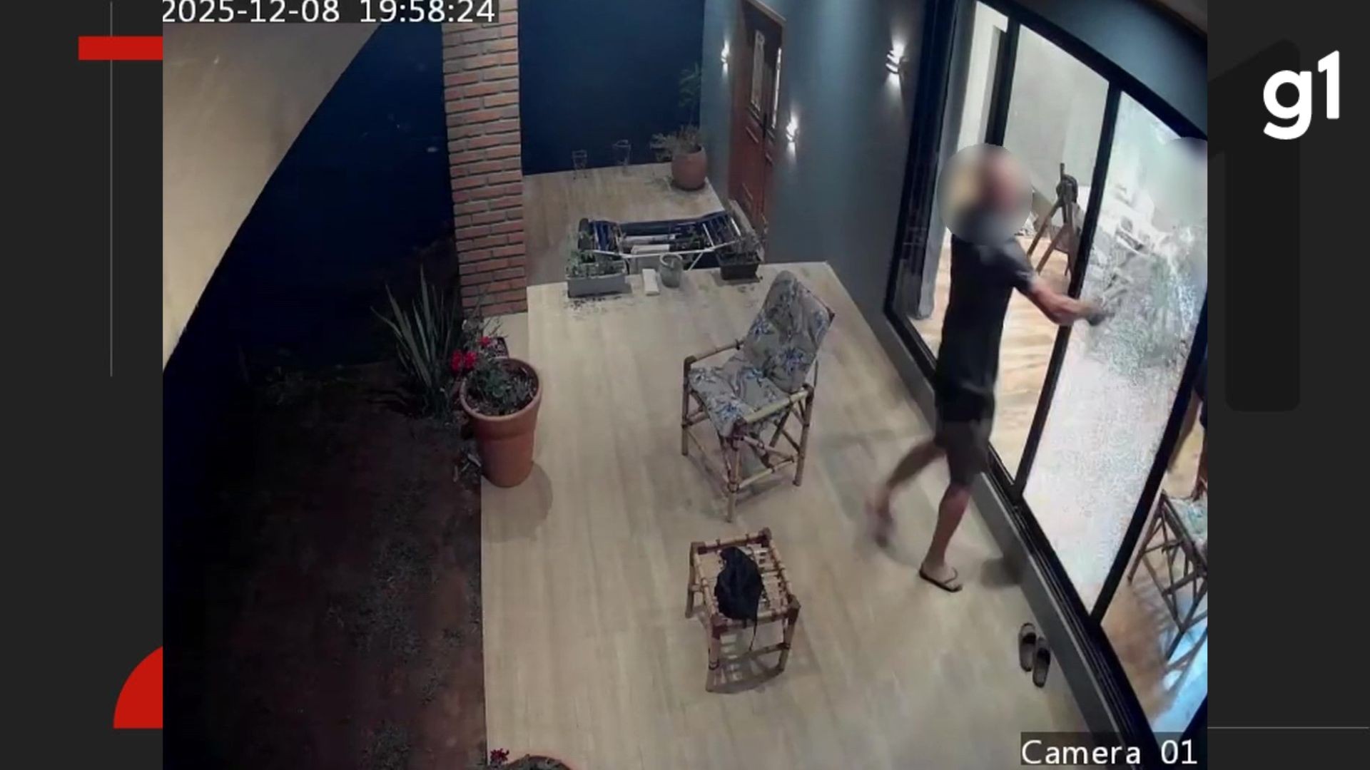 VÍDEO: Homem invade casa e ataca vizinho com facão após desavença por construção de cerca em condomínio no RS, diz polícia