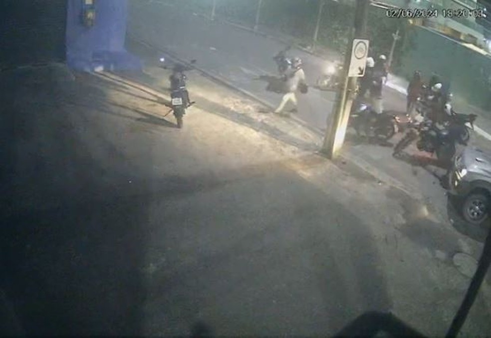 Suspeito de assalto morre ao bater moto em caminhonete em Fortaleza. — Foto: Reprodução