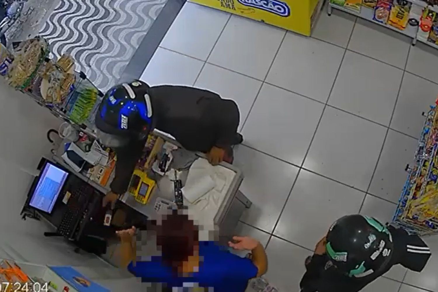 Dupla assalta minimercado e foge em um minuto no litoral de SP; VÍDEO