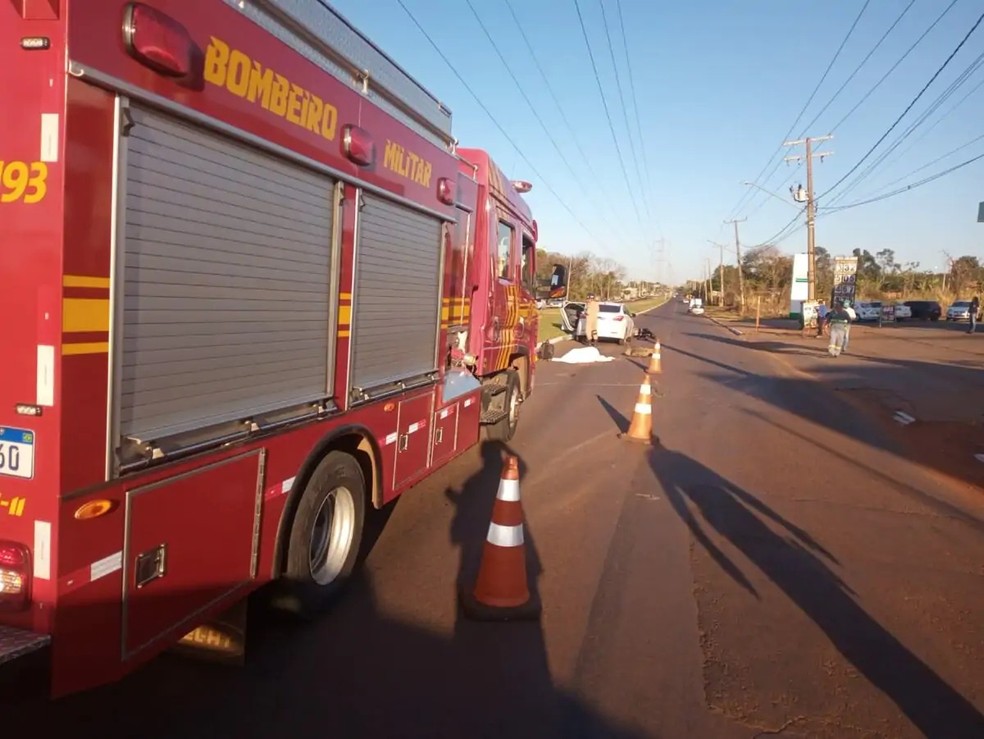 Corpo de bombeiros no local de morte, na avenida Guaicurus. — Foto: Osvaldo Nóbrega/TV Morena