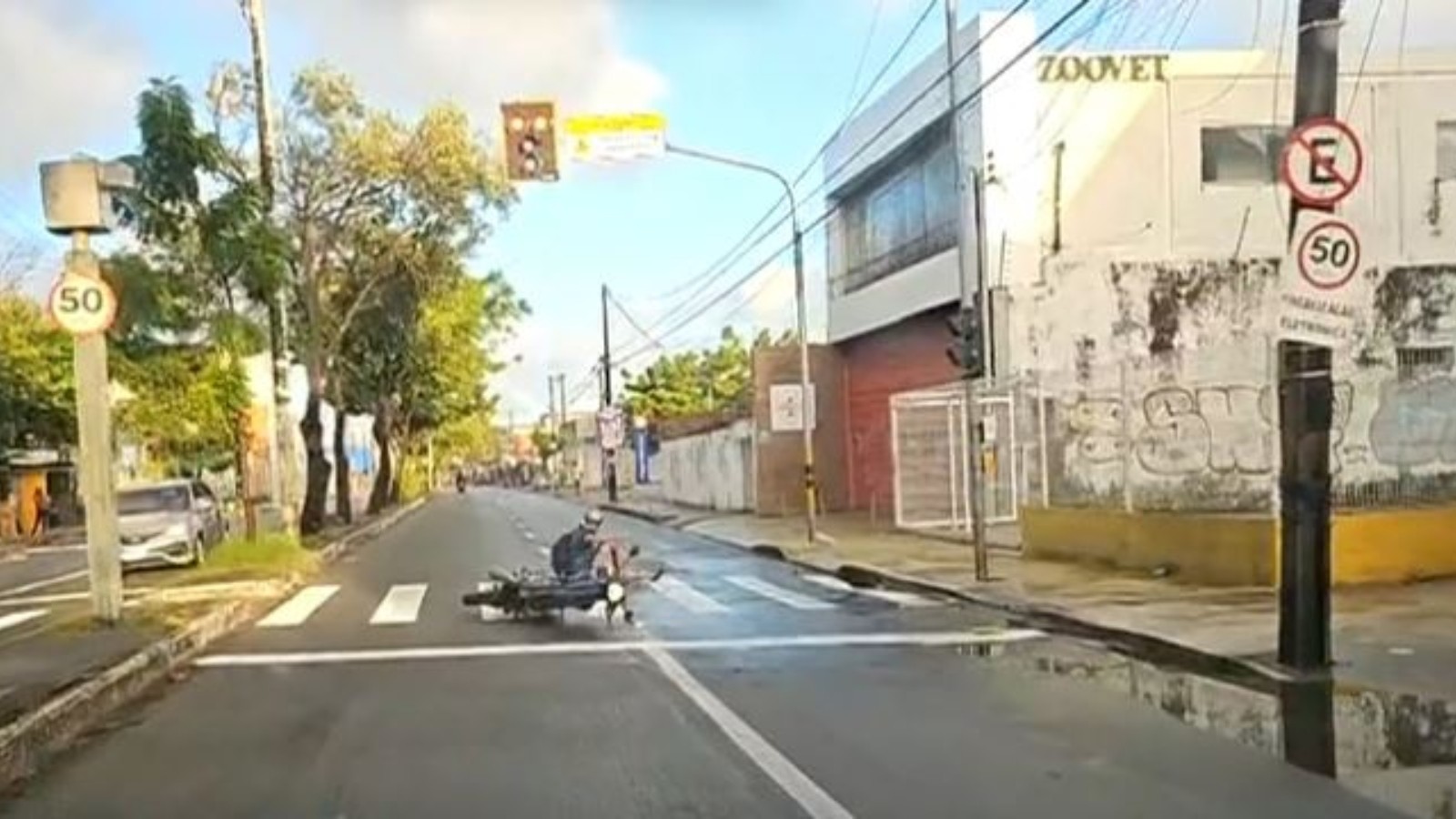 TV Verdes Mares flagra acidente com motociclista ao vivo em Fortaleza; vídeo