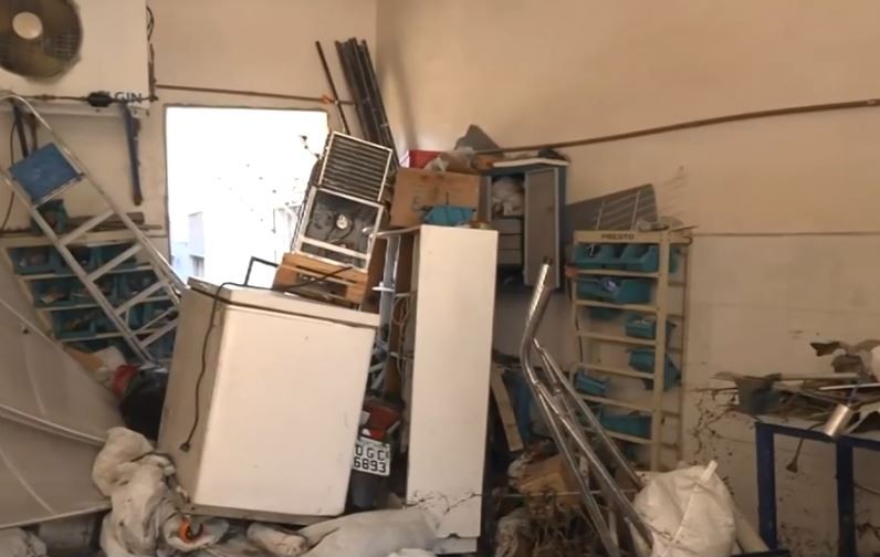 
Empresário tem fábrica destruída durante rompimento de reservatório em Campina Grande e relata momento de pânico: 'A água me cobriu'