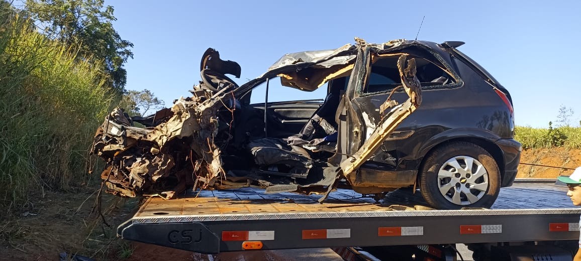 Motorista morre ao ser arremessado de carro após batida com caminhão na BR-365 em Patos de Minas