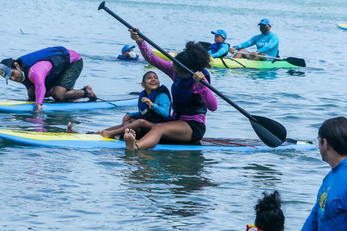 Projeto que oferece aulas de standup paddle para autistas tem manhã de