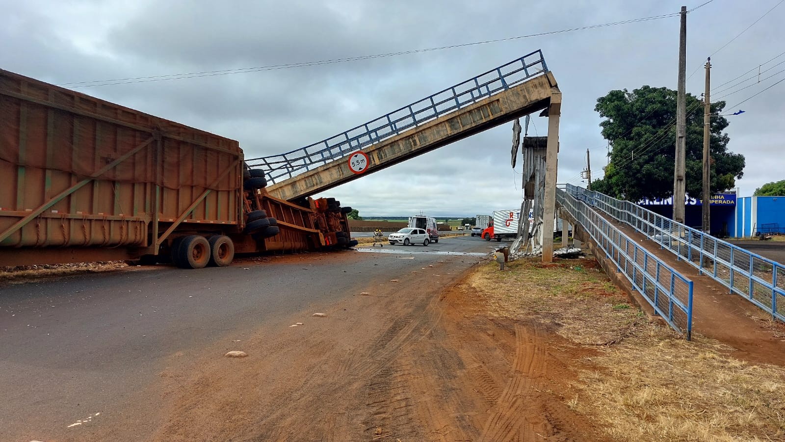 Vídeo mostra momento em que caminhão tomba e derruba passarela de pedestres em rodovia de MG