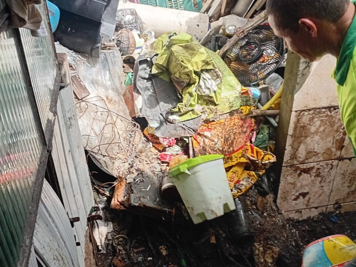 Quatro toneladas de lixo são retiradas da casa de acumulador em Maceió