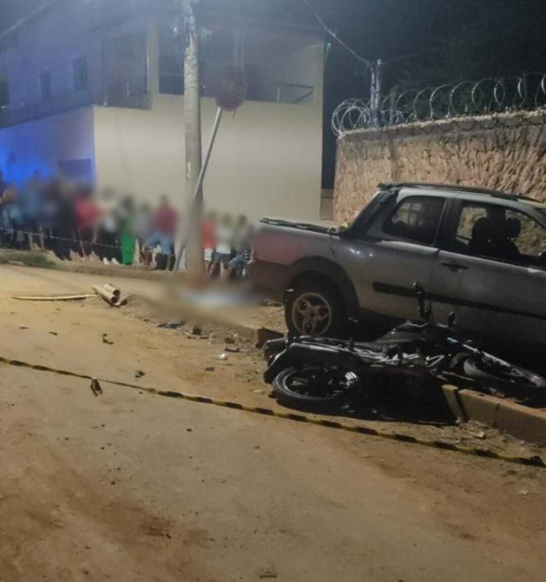 Batida entre carro e moto deixa jovem morto em Montes Claros