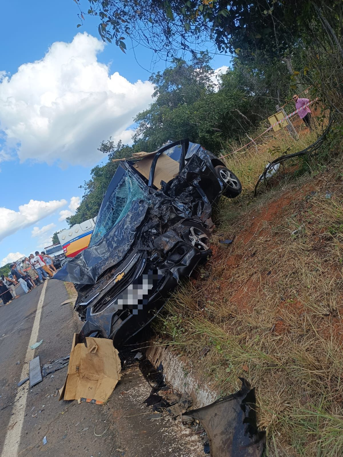 Mãe e filho de 8 anos morrem em batida entre carro e van no Norte de MG