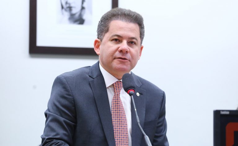 Quem é o deputado federal Cezinha de Madureira, pastor evangélico alvo da operação da PF 