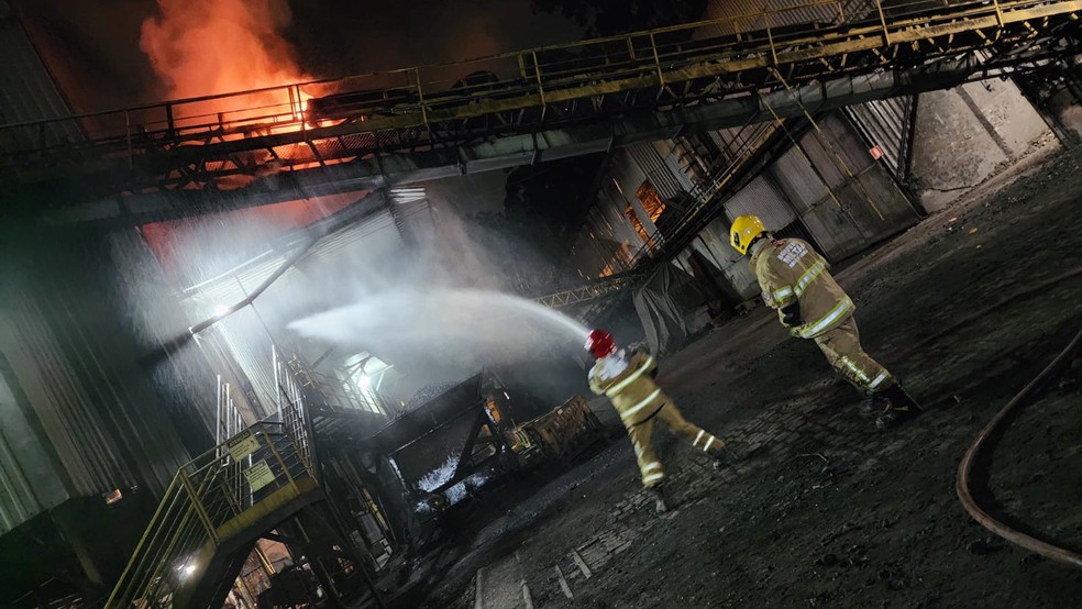 Bombeiros apagam incêndio em esteira de metalúrgica, em Conselheiro Lafaiete, Minas Gerais