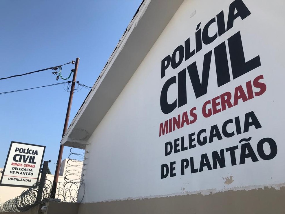 Companheiro e a enteada da vítima foram levados pela PM até a delegacia da Polícia Civil — Foto: Emerson Jardim/G1