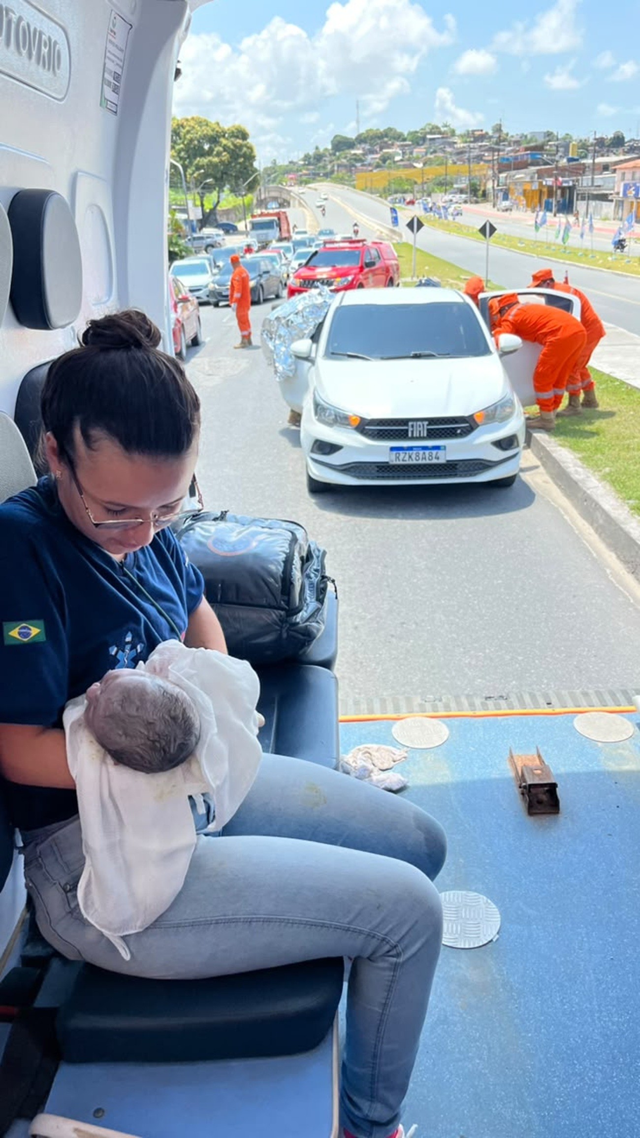 Mulher dá à luz dentro de carro em engarrafamento na PE-15, em Olinda; VÍDEO