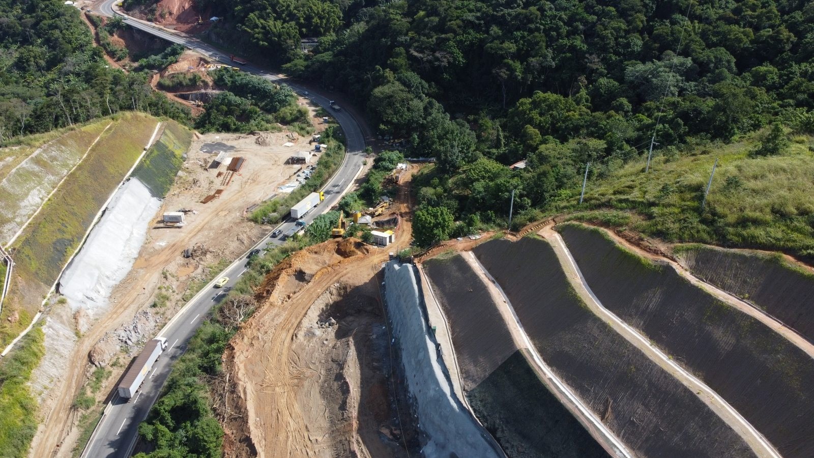 Detonações de rochas provocam interrupção na pista de subida da Serra das Araras