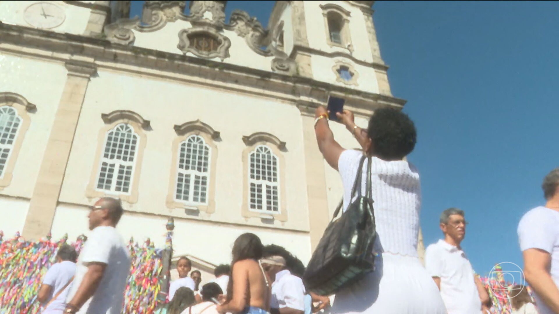 Milhares de fiéis se reúnem na Igreja do Senhor do Bonfim, em Salvador, na primeira sexta do ano