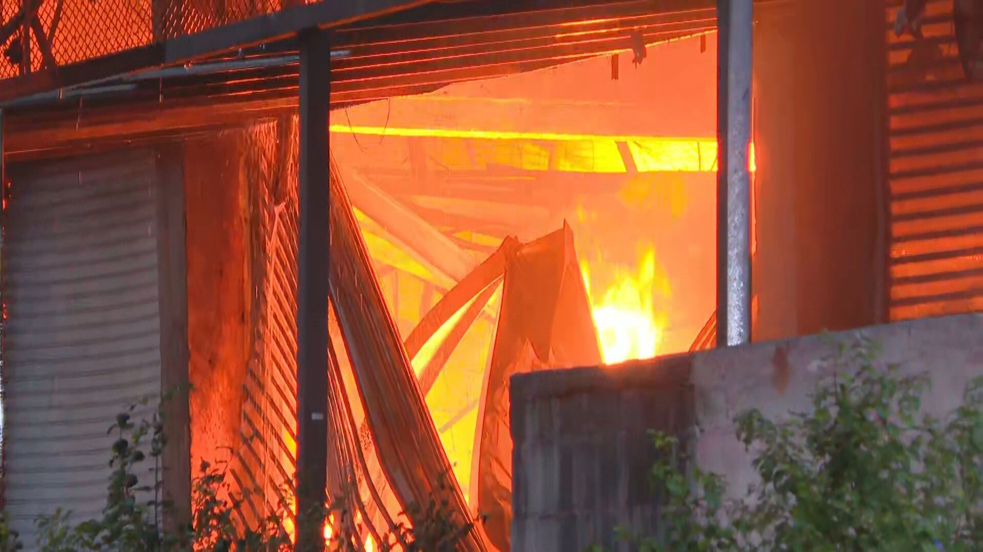 VÍDEO: incêndio de grandes proporções atinge a Ceasa, no Rio