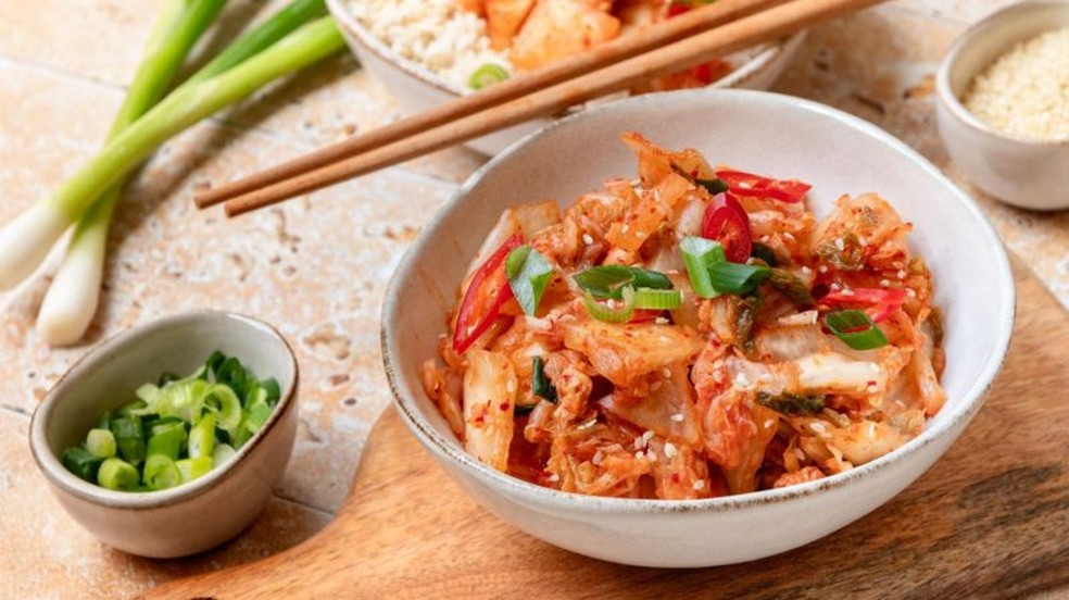 Tigelas de kimchi nunca faltam nas mesas coreanas — Foto: Getty Images via BBC
