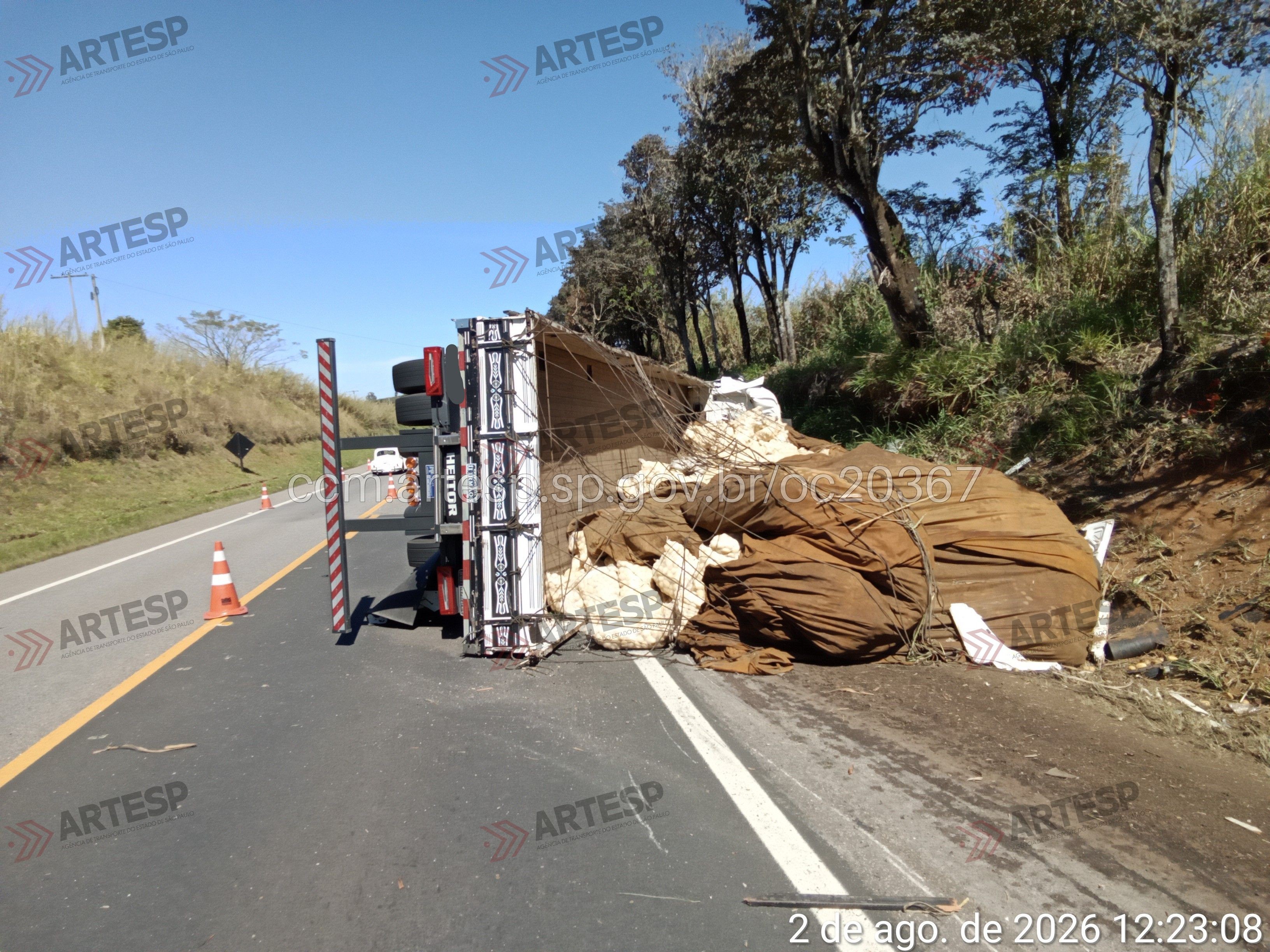 Acidente com caminhão deixa motorista gravemente ferido em rodovia no interior de SP